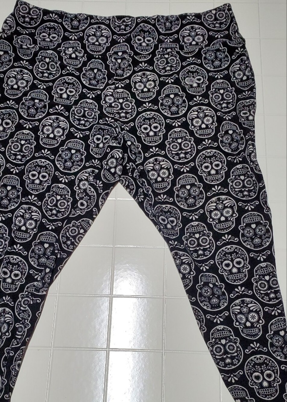 Terra & Sky Black & White Sugar Skull Leggings Size 3X (24W-26W)
